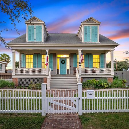 Historic 1871 Coastal Breeze With Heated Pool - Restoring Galveston Exterior foto