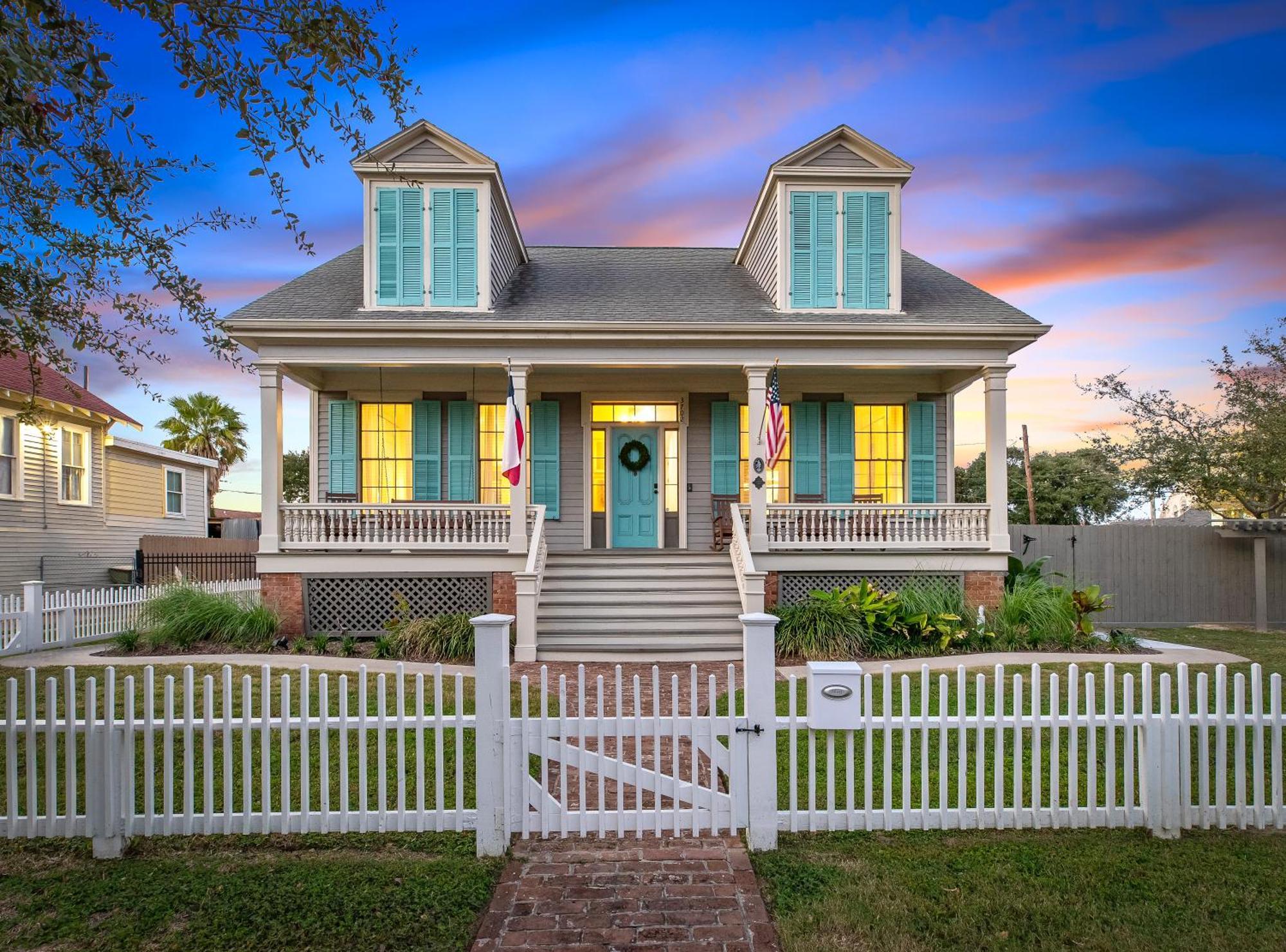 Historic 1871 Coastal Breeze With Heated Pool - Restoring Galveston Exterior foto