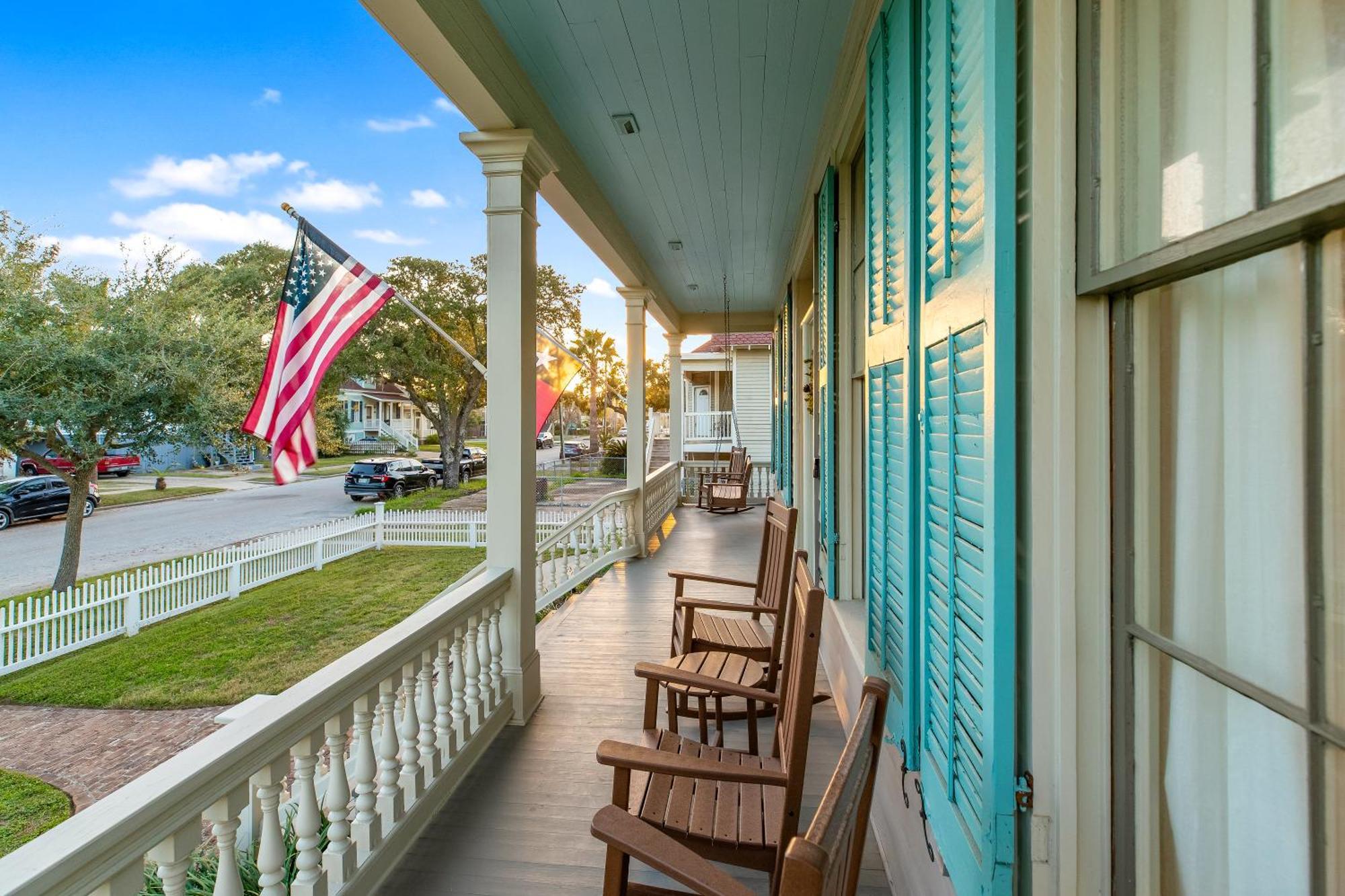 Historic 1871 Coastal Breeze With Heated Pool - Restoring Galveston Exterior foto