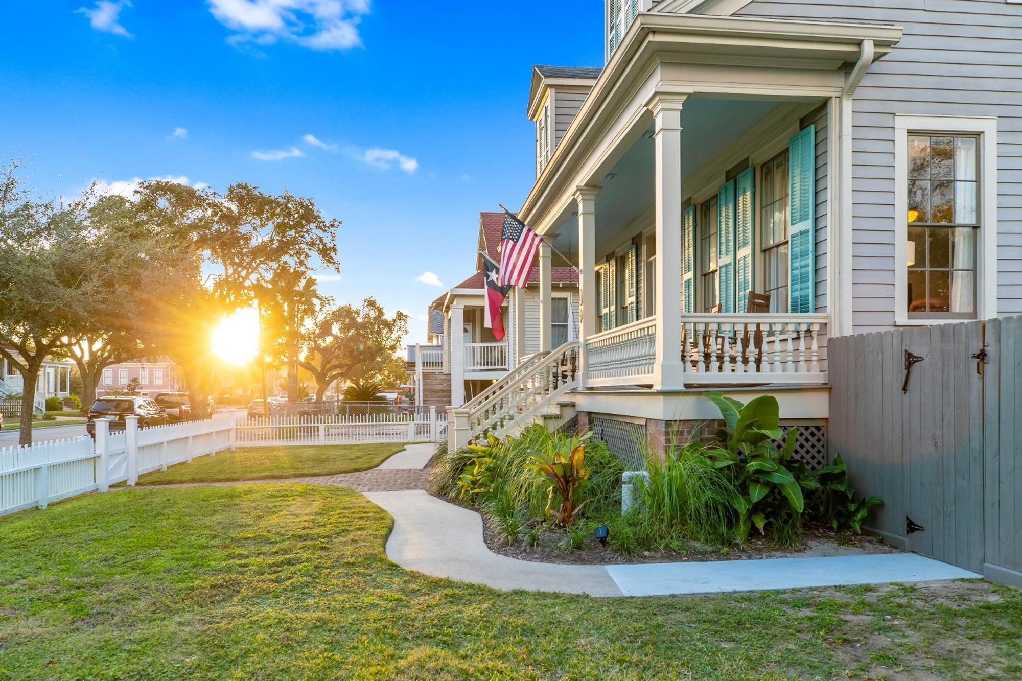 Historic 1871 Coastal Breeze With Heated Pool - Restoring Galveston Exterior foto
